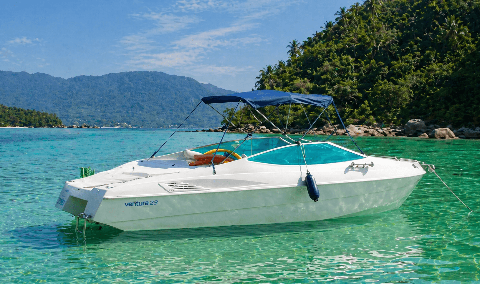 Lancha Ventura 23 pés da Marley em água cristalina no litoral norte
