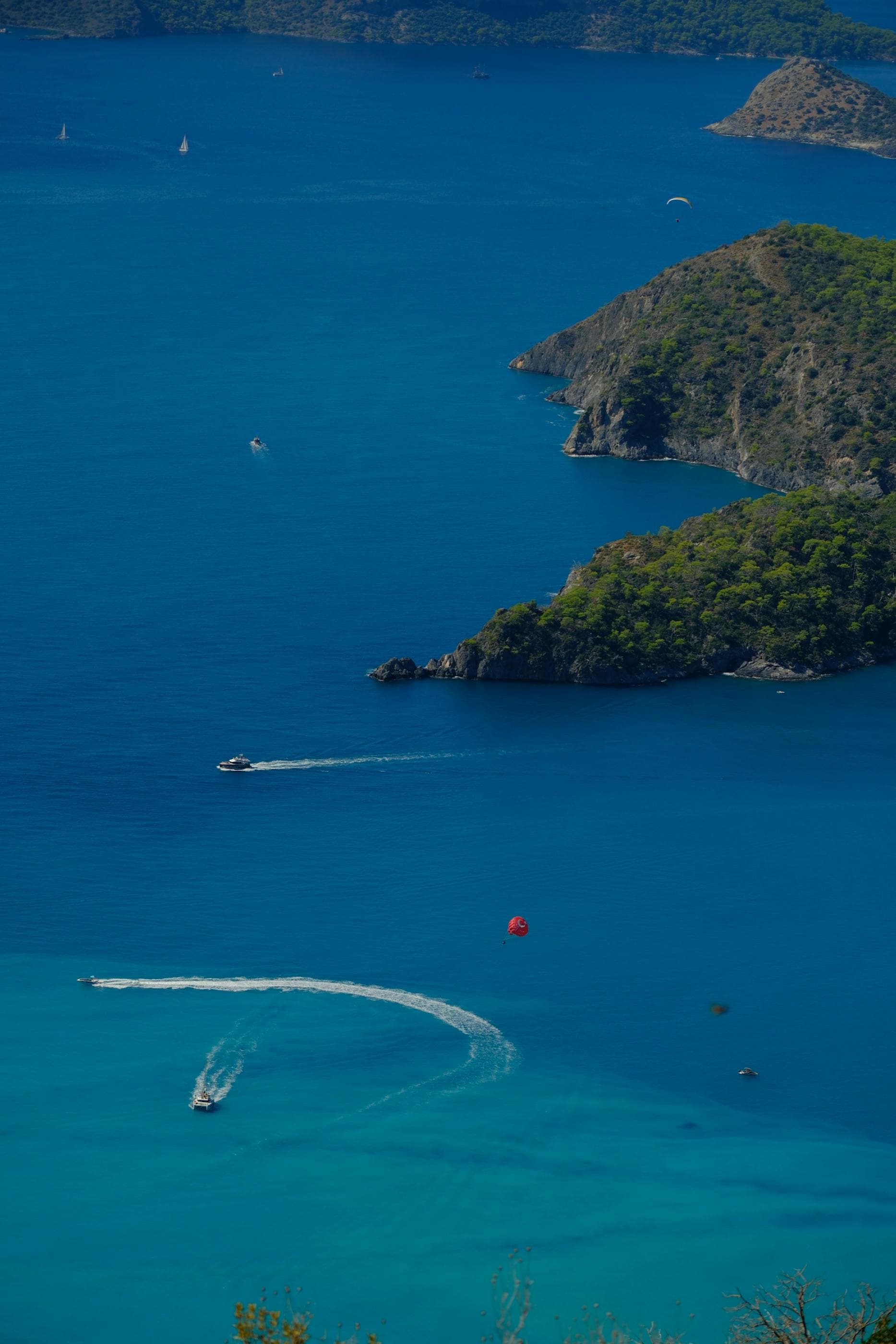 Lanchas navegando no litoral norte durante passeio privativo em São Sebastião