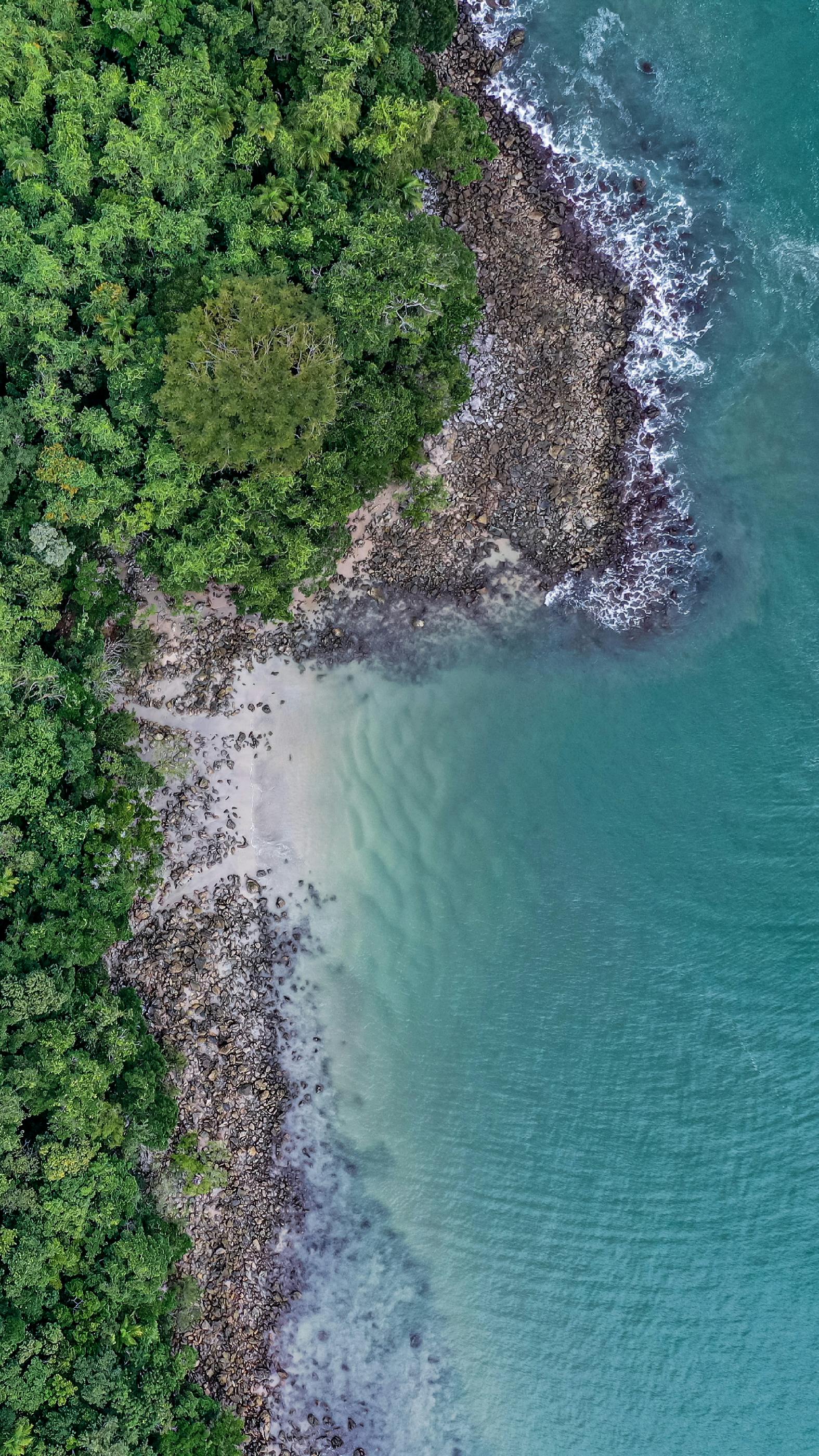 Ilha e mar azul em São Sebastião durante roteiro privativo de lancha